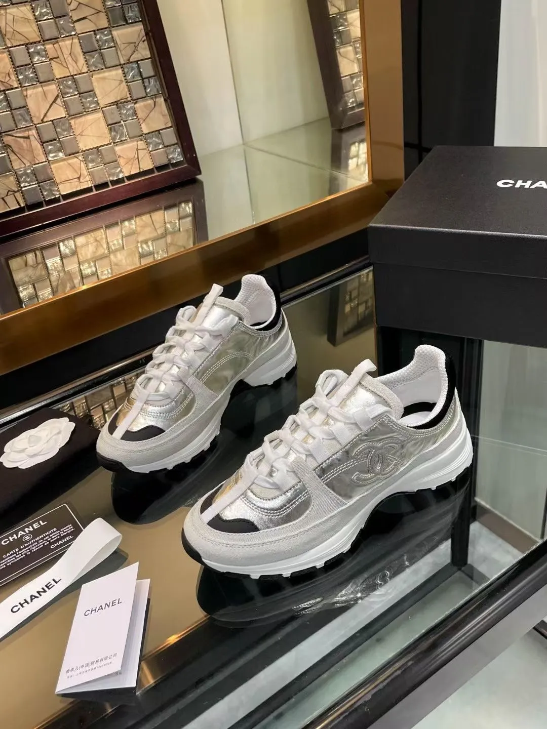 👟👟Ex-factory price 600👟👟Chanel Chanel 25SS latest white shoes, casual sports shoes, skate shoes, original purchase, development and production. Xiaoxiang C’s counter is another super hot model, loved by Internet celebrity bloggers and ladies, various praises on social platforms, super popular, high quality, breathable and super spring and summer. Seeing this issue always arouses the inner desire of girls for fashion. The latest calfskin material Classic black and white color scheme, fashionable on the feet and easy to care for #Material: Original customized imported cowhide material #Inner lining: Customized soft sheepskin lining #Sole: Original open-molded TPU non-slip outsole #Sole thickness: 2.5CM Size: 35-40 (custom-made size 40 is not returnable)